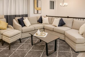 TV - Lux Escape w/King Bed/Loft/Skyline Views near BLT (Woodlawn)