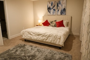 3 bedrooms, desk, iron/ironing board, WiFi - Lux Escape w/King Bed/Loft/Skyline Views near BLT (Woodlawn)