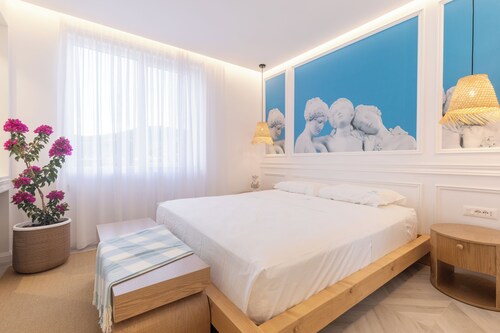 Swan Lake Luxury Apartment