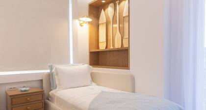 Swan Lake Luxury Apartment