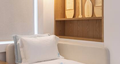 Swan Lake Luxury Apartment