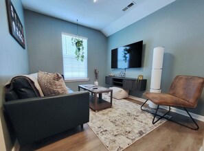 Smart TV, fireplace, stereo