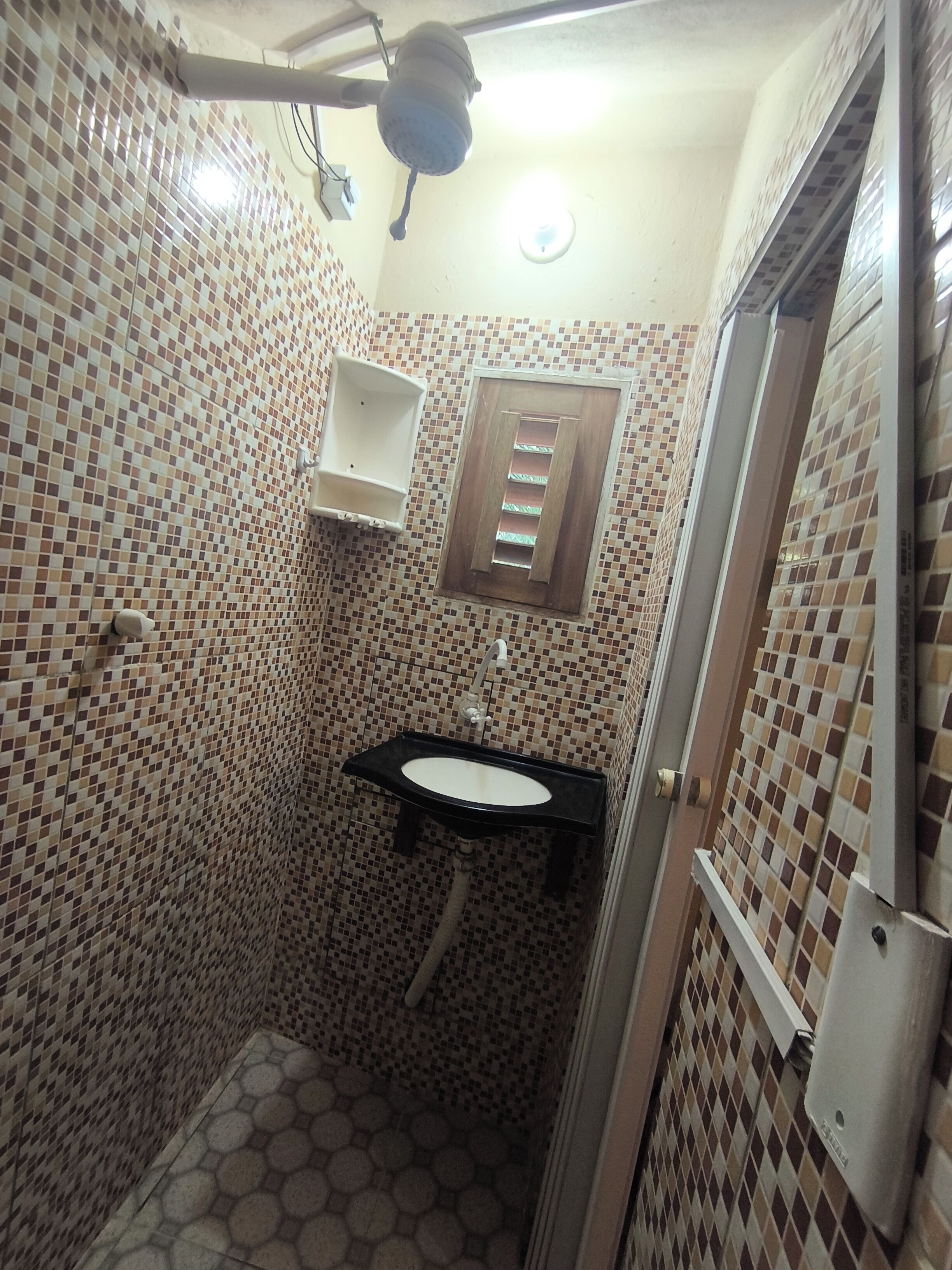 Douche, serviettes fournies, papier toilette