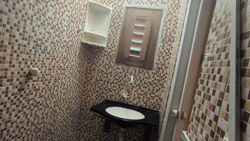 Douche, serviettes fournies, papier toilette