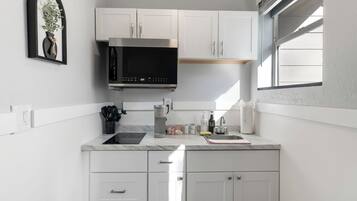 Een koelkast, een magnetron, een kookplaat, een vaatwasser