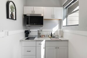 Een koelkast, een magnetron, een kookplaat, een vaatwasser