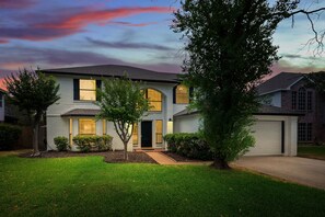 Exterior - Tranquil home, sleeps 8 with pool in Flower Mound (Flower Mound)