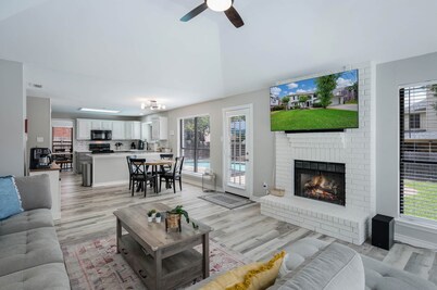 Tranquil home, sleeps 8 with pool in Flower Mound