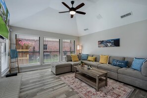 Televisión y chimenea 