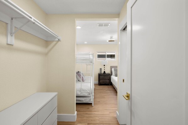 4 habitaciones, tabla de planchar con plancha, wifi y ropa de cama 