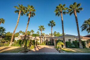 المنطقة المحيطة بالمنشأة