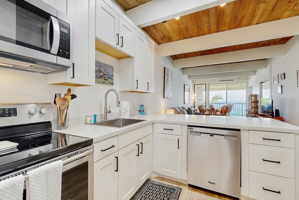 Refrigerador, microondas, horno y parrilla de estufa 