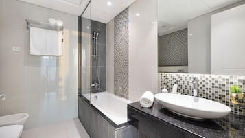 Apartamento, vista para a cidade | Banheiro | Produtos de toalete grátis, bidê