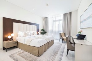 Departamento, vista a la ciudad | Ropa de cama hipoalergénica y caja de seguridad en la habitación 