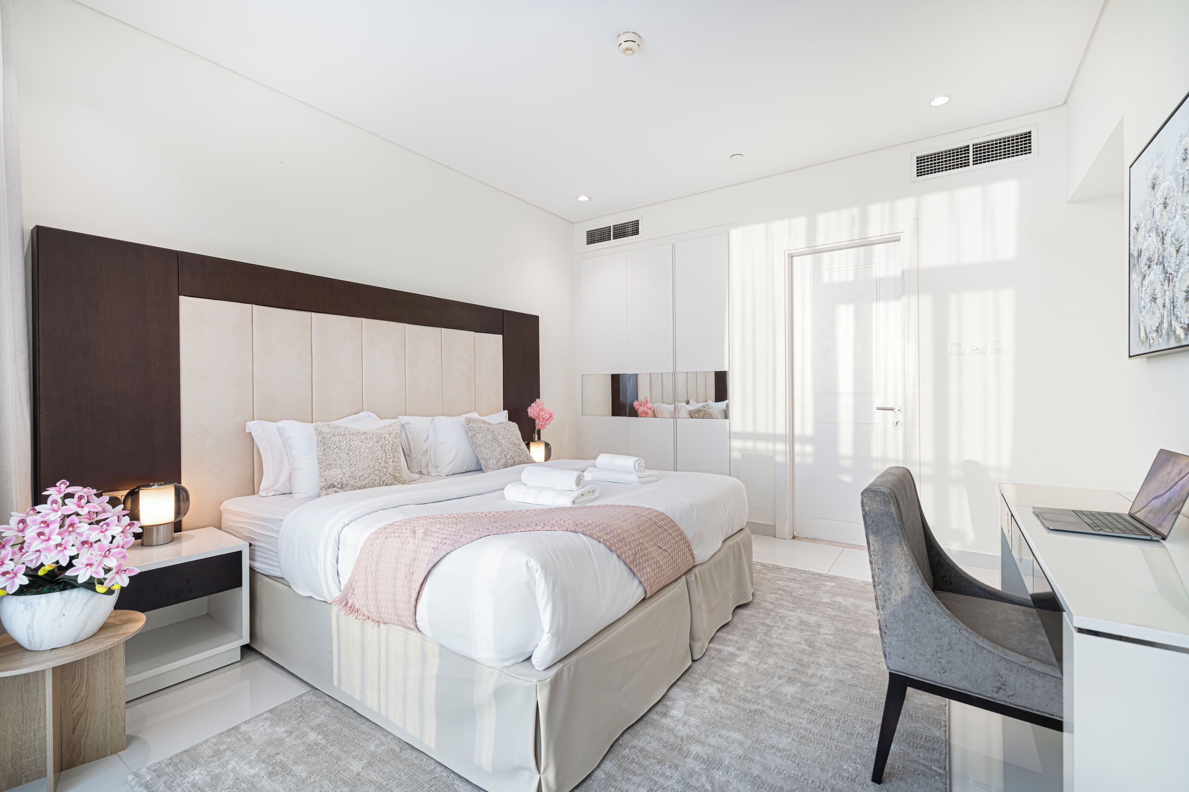 Apartamento, vista para a cidade | Roupas de cama antialérgicas, cofres nos quartos, cortinas blackout