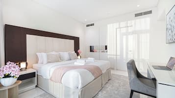 Apartamento, vista para a cidade | Roupas de cama antialérgicas, cofres nos quartos, cortinas blackout