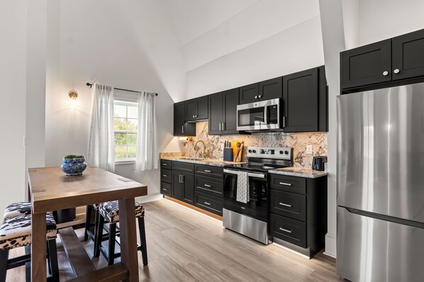 ثلاجة، ميكروويف، فرن، موقد طهي مسطح