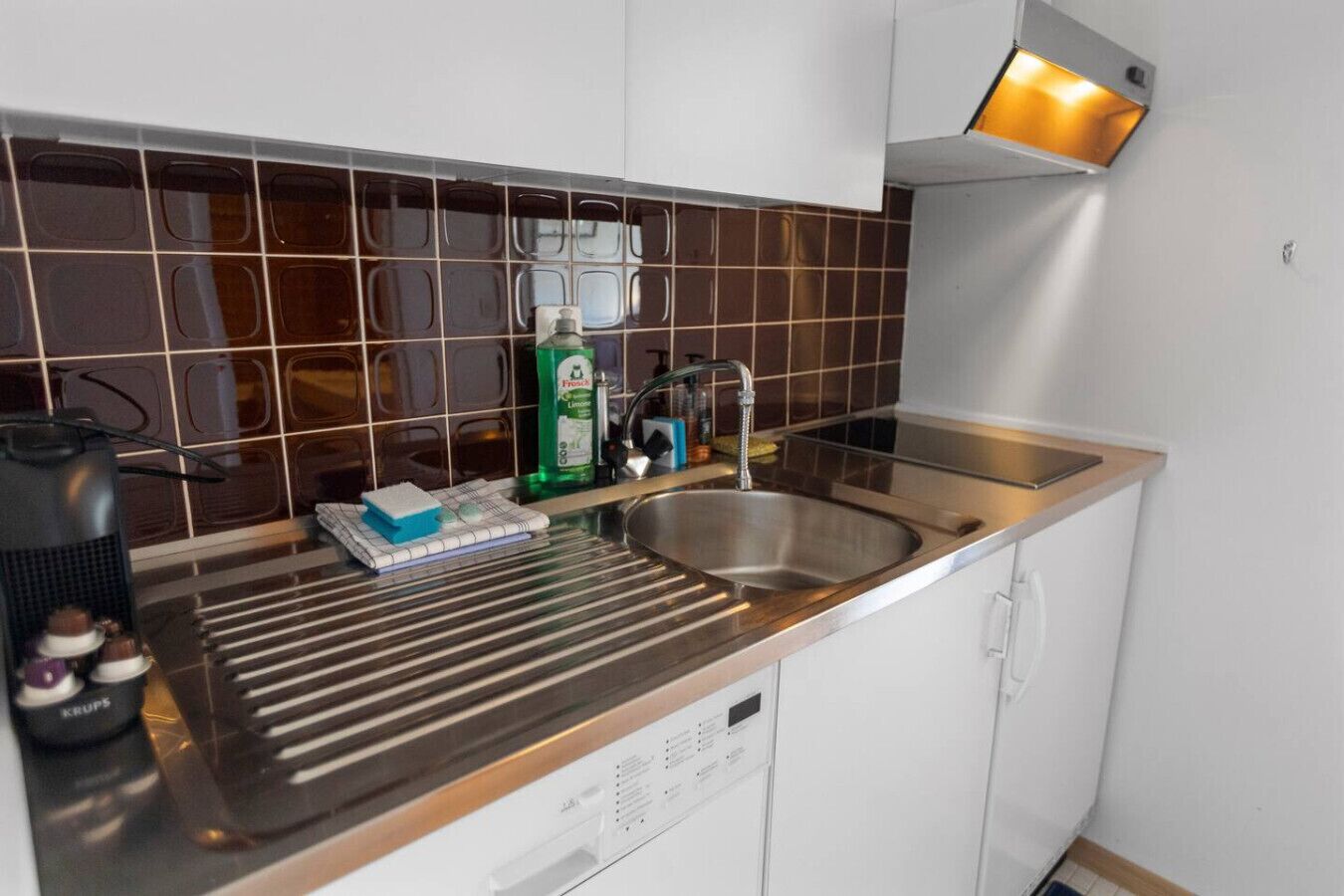 Frigorífico, microondas, placa de cocina y lavavajillas