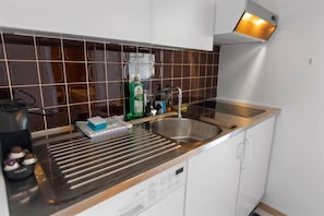 ثلاجة، ميكروويف، موقد طهي مسطح، غسالة أطباق