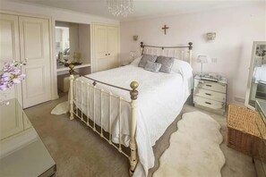 3 bedrooms, bed sheets - 3 bedroom house close to village and sea (Rustington)