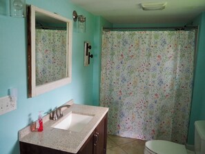 Dusche, Haartrockner, Handtücher, Seife