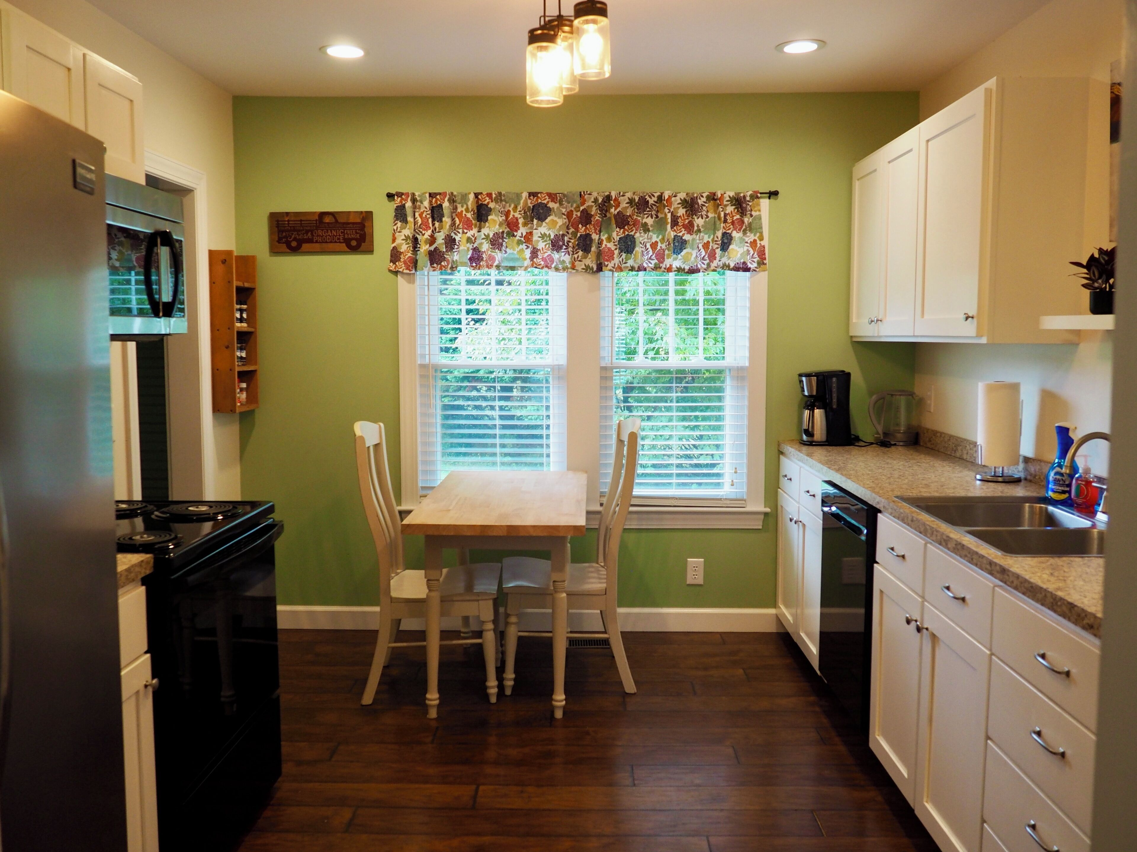 Een magnetron, een oven, een kookplaat, een vaatwasser