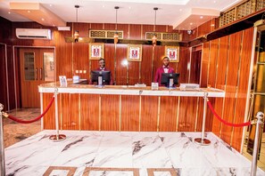 ฝ่ายต้อนรับ