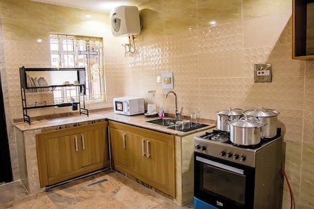 高级双人房, 阳台, 城市景观 | 私人厨房 | 冰箱、微波炉、烤箱、高脚椅