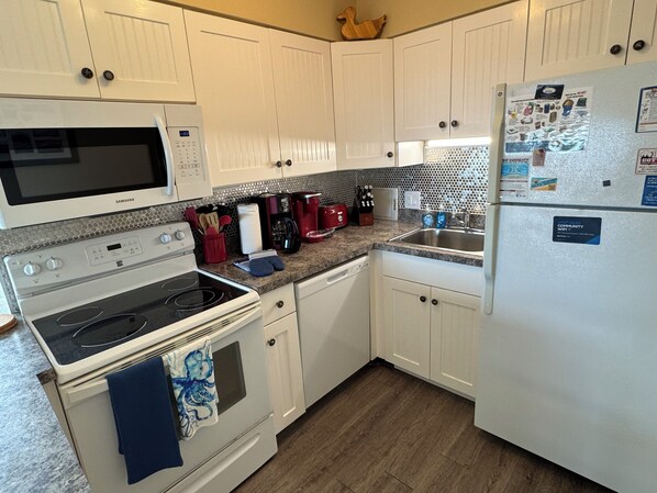 Een koelkast, een microgolfoven, een oven, een kookplaat