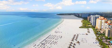 En la playa y toallas de playa
