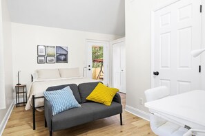 2 bedrooms, iron/ironing board, Internet, bed sheets