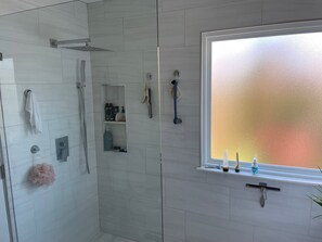 Ducha, secador de pelo, toallas, jabón