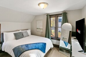 3 bedrooms, desk, iron/ironing board, travel cot