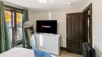 3 chambres, bureau, fer et planche à repasser, lit parapluie