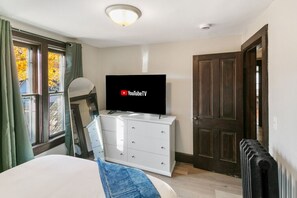 3 bedrooms, desk, iron/ironing board, travel cot