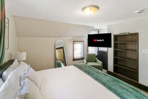 3 habitaciones, escritorio y tabla de planchar con plancha 