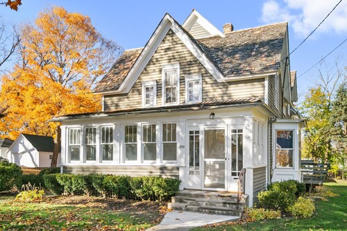 Stylish Retreat in DT Libertyville Near Naval Base