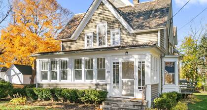 Stylish Retreat in DT Libertyville Near Naval Base