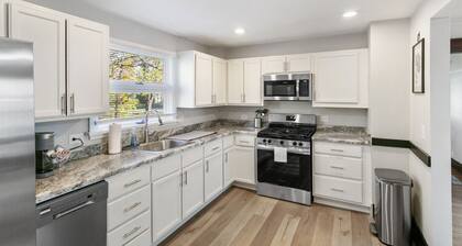 Charming 2 Bedroom Apartment, Steps to Downtown Near Naval Base!