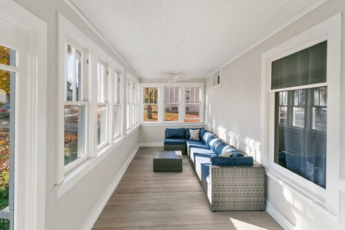 Charming 2 Bedroom Apartment, Steps to Downtown Near Naval Base!