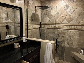 Dusj, håndklær og såpe