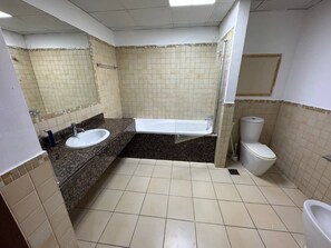 Hair dryer, slippers, towels, soap - Casa Nova (Dubai)