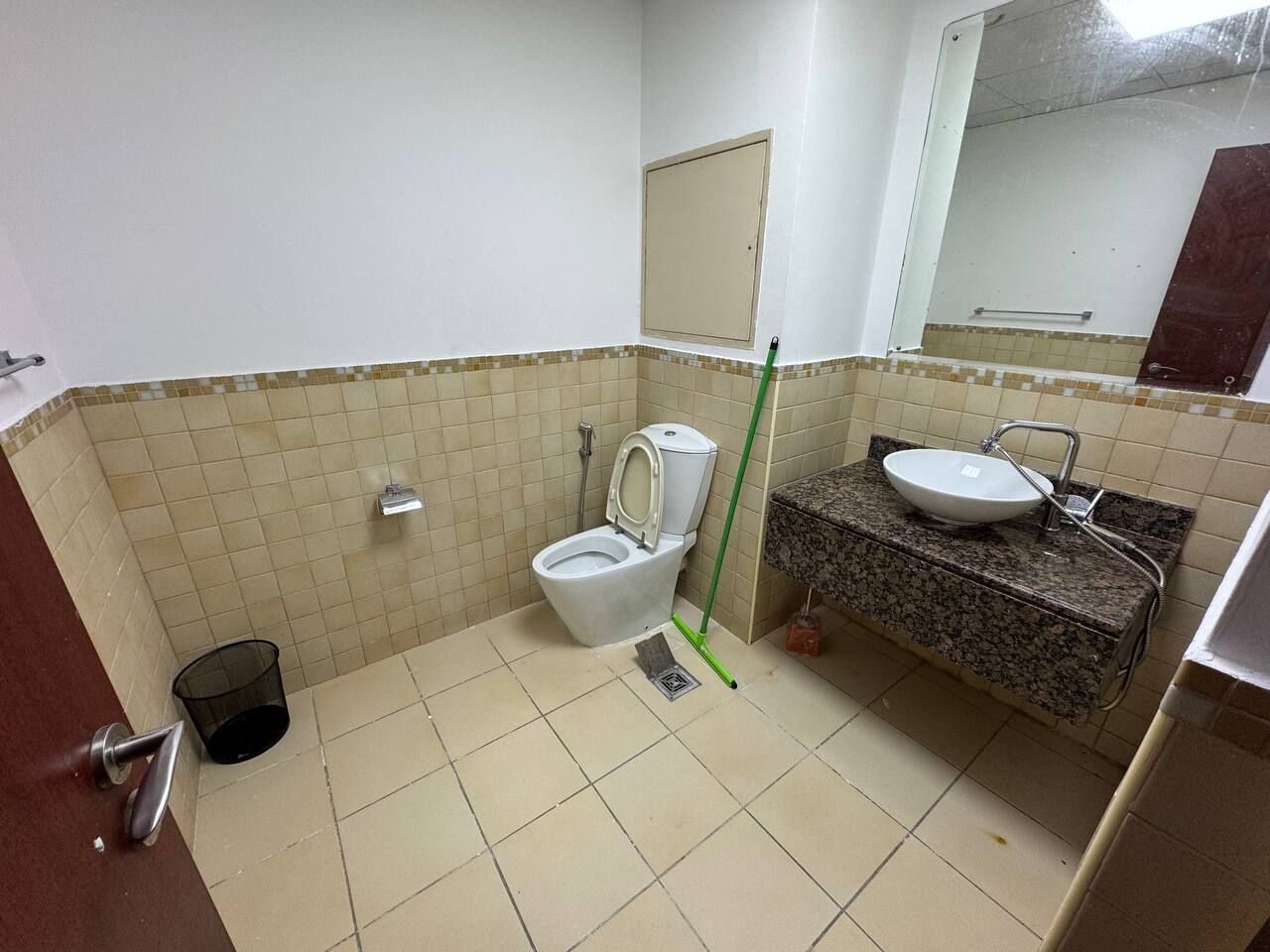 Basic Room | Bathroom | Hair dryer, slippers, towels, soap