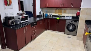 Full-sized fridge, microwave, oven, stovetop