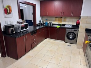 Full-sized fridge, microwave, oven, stovetop