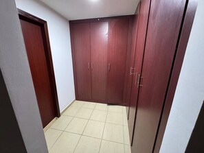 Habitació familiar | Escriptori, espai de treball apte per a portàtils i cortines opaques 