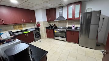 Großer Kühlschrank, Mikrowelle, Ofen, Herdplatte