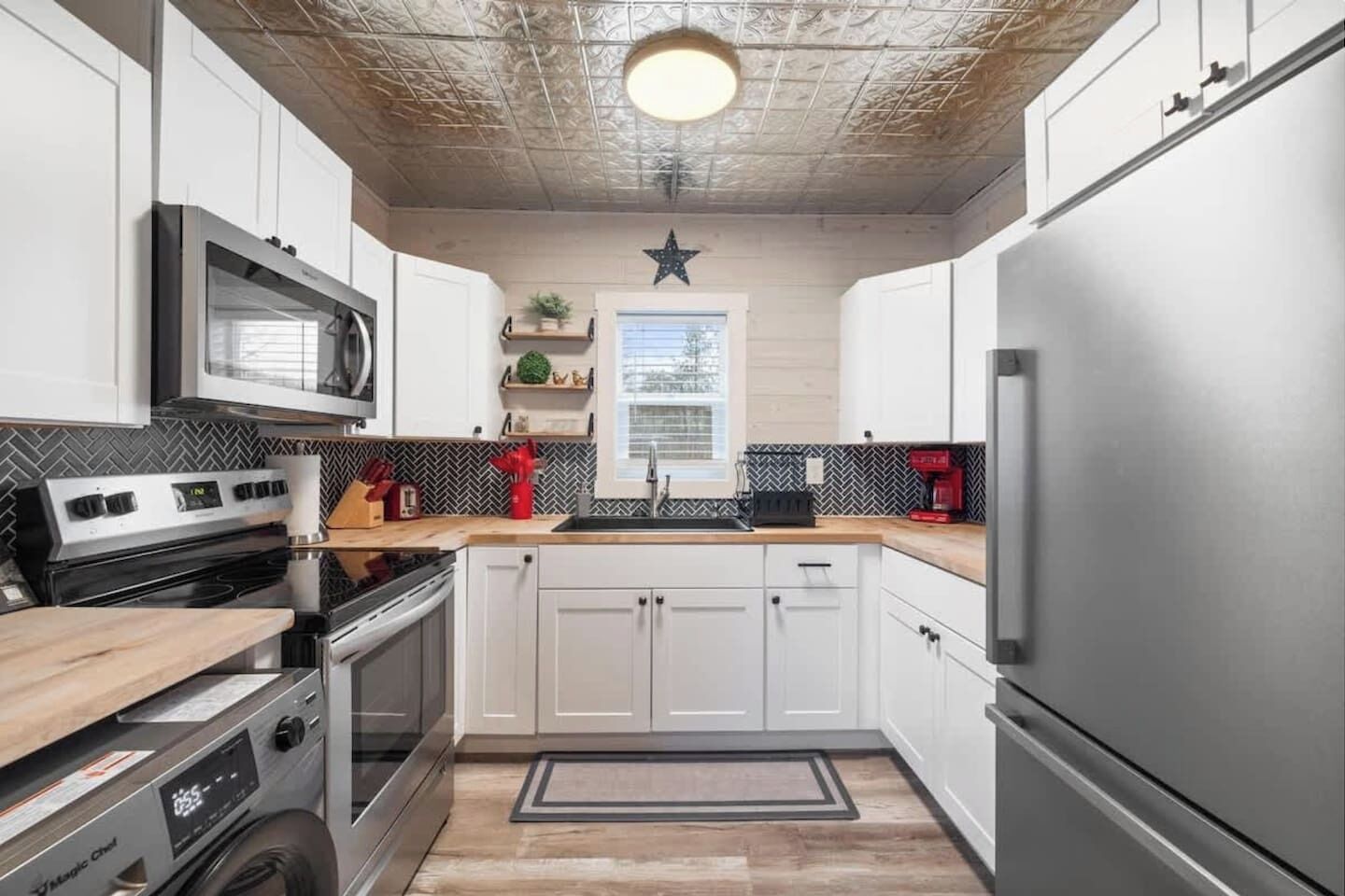 Frigorífic, microones, forn i cafetera i tetera 