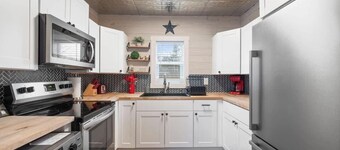 Lil America – Hot Tub, Tesla EV, Near Schweitzer