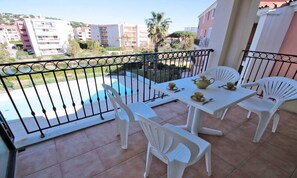 Outdoor dining - 3-room Apartment - 4/5 People - Residence Swimming Pool - Air Conditioning - Wifi - Close to the Center - Sainte Maxime - 3 Rating (Sainte-Maxime)